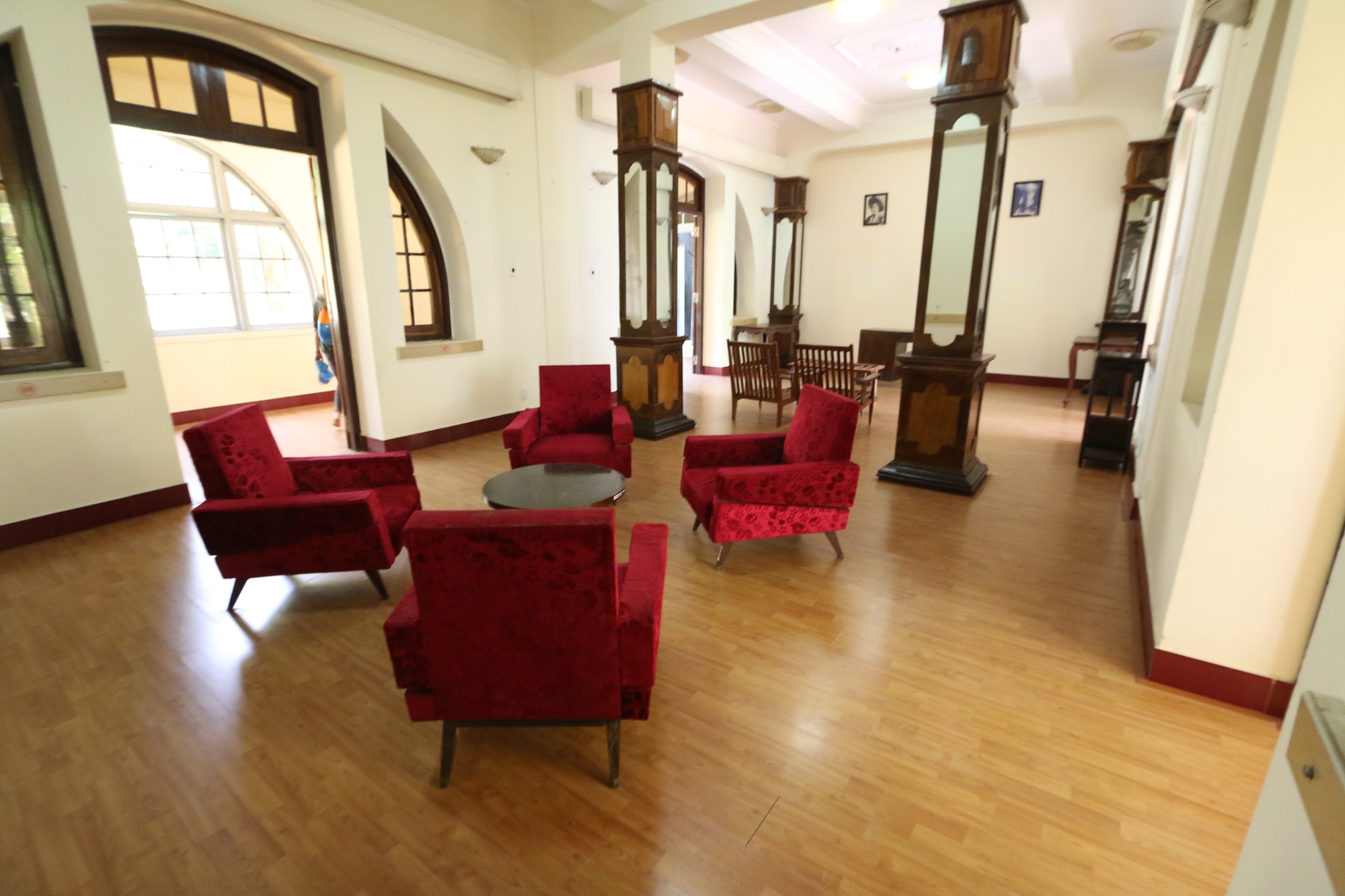 Các hiện vật trưng bày chiếu lệ để du khách tham quan. (Ảnh: Khải An).