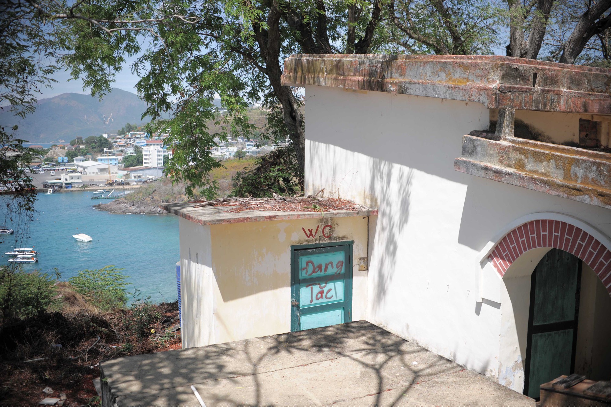 Người dân lo lắng lầu Bảo Đại xuống cấp do sự can thiệp của chủ đầu tư trong quá trình triển khai dự án. (Ảnh: Khải An).