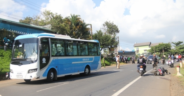 Vượt xe tải bị tông vào xe khách, người đàn ông điều khiển xe máy thiệt mạng