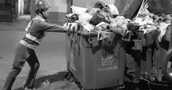 Gánh nặng mưu sinh, nước mắt cay đắng phía sau dáng hình gò lưng đẩy rác