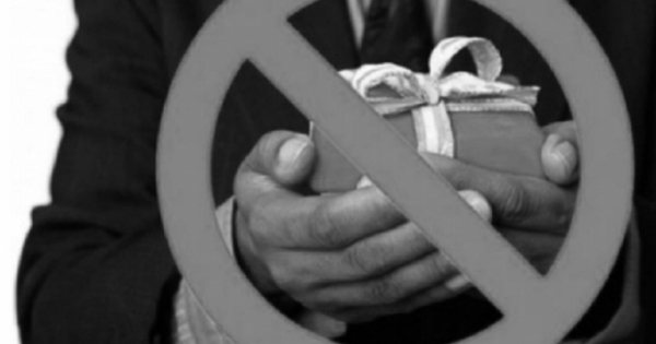 Người có chức vụ không được nhận quà dưới mọi hình thức