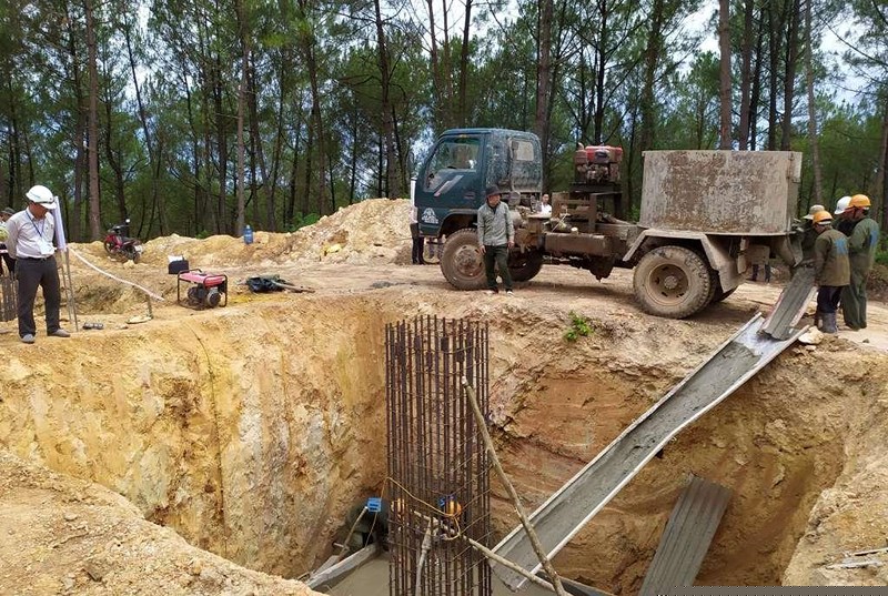 Tranh thủ đổ bê tông chân móng ngay khi thời tiết nắng ráo.