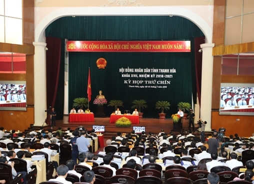 Kỳ họp nóng lên bởi các vấn đề liên quan đến đất đai và việc phê bình báo cáo chất vấn không đúng trọng tâm