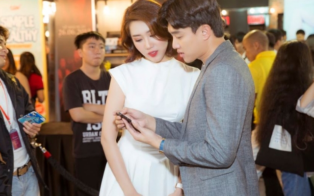 Thúy Ngân thân thiết hội ngộ soái ca