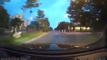 Những tình huống khiến tài xế "đứng tim" với trẻ em