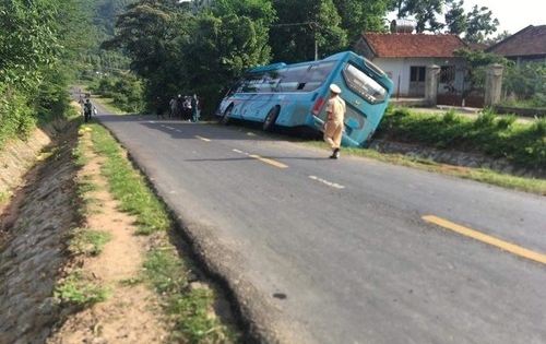 Bị cuốn vào gầm xe khách sau va chạm giao thông, người phụ nữ tử vong