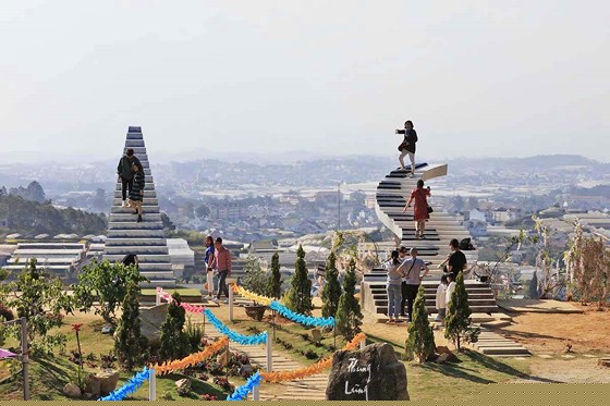 Các công trình trái phép buộc tháo dỡ nhưng vẫn mở cửa đón khách. Ảnh: ĐOÀN KIÊN.