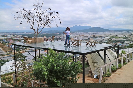 Các công trình trái phép, không được thẩm định an toàn nhưng vẫn đón khách du lịch. Ảnh: ĐOÀN KIÊN.