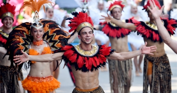 Carnival đường phố khuấy động phố đi bộ Hồ Gươm nhân kỷ niệm “20 năm Thành phố Vì hòa bình”