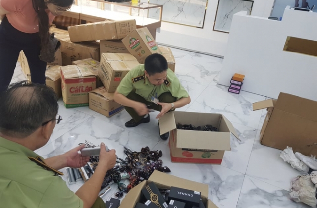Thu giữ lượng lớn hàng hóa có dấu hiệu vi phạm quyền sở hữu trí tuệ