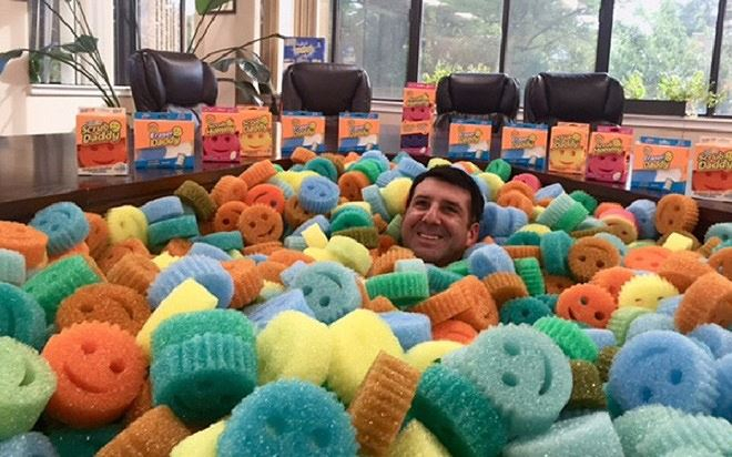 Aaron Krause và miếng xốp rửa bát Scrub Daddy