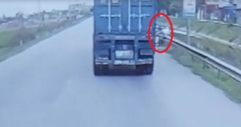 [Clip]: Vượt xe container bất cẩn, người đàn ông suýt "trả giá đắt"