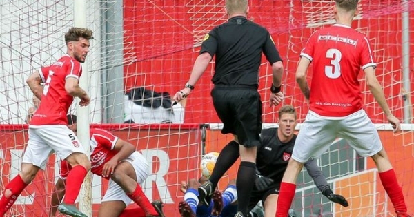 "Tròn mắt" trước bàn thắng khó tin của trọng tài Maurice Paarhuis