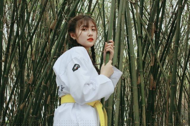 Linh sở hữu nét đẹp trong trẻo, ngọt ngào gieo thương nhớ cho bao chàng trai.