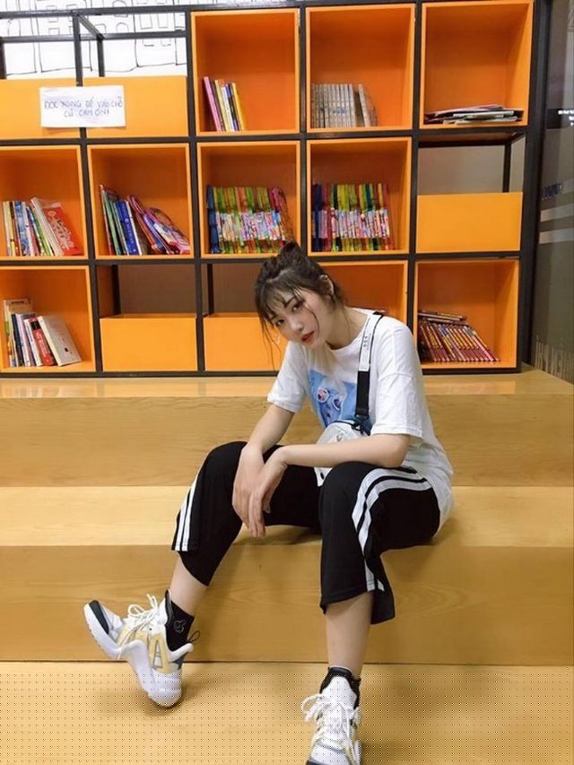 Còn với những người đã tiếp xúc với cô gái này nhiều lần thì lại nhận xét Linh hòa đồng, thân thiện và đôi lúc còn lầy lội pha trò tạo tiếng cười cho mọi người.