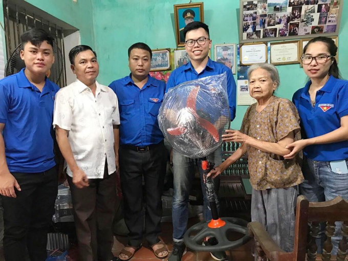 Đoàn tình nguyện trường Đại học Văn Hóa Hà Nội đến thăm hỏi, động viên các gia đình chính sách, gia đình có công với cách mạng huyện Chi Lăng.