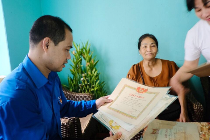 Thầy trò của trường đã thăm hỏi ân cần, thắp hương bày tỏ lòng biết ơn sâu sắc trước những đóng góp to lớn của các gia đình chính sách, gia đình có công với cách mạng