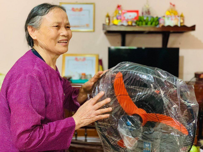 Người dân vui mừng khi nhận được quà tặng.