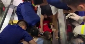 [Clip]: Hoảng hồn trước hình ảnh bé trai bị thang cuốn "nuốt" trọn cánh tay