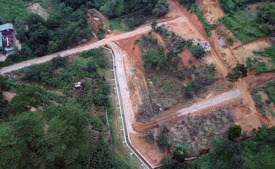 San ủi đất, làm đường trái phép trên đất nông nghiệp. Ảnh: ĐOÀN KIÊN.