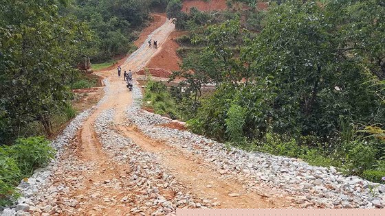 Đoạn đường làm trong thời gian dài nhưng không bị xử lý dứt điểm. Ảnh: ĐOÀN KIÊN.