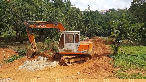 Máy xúc thi công tại khu đất nông nghiệp. Ảnh: ĐOÀN KIÊN.
