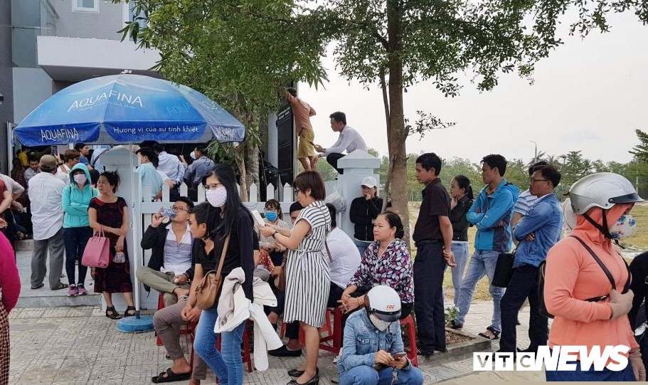 Trước đó, hàng trăm người dân nhiều lần vây trụ sở Công ty Bách Đạt An đòi sổ đỏ.