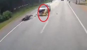 [Clip]: Sang đường không quan sát, người phụ nữ bị ô tô húc bay xuống đường