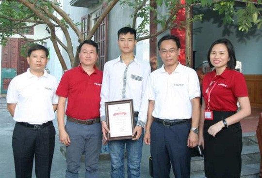 Thí sinh Vũ Đức Anh đạt thủ khoa khối A toàn quốc, nhận học bổng tài năng từ Hiệu trưởng ĐH Bách khoa Hà Nội