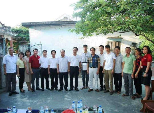 Em Đức Anh chụp ảnh lưu niệm với tập thể thầy cô giáo trường THPT Quảng Xương 1