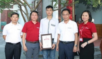 Hiệu trưởng ĐH Bách khoa Hà Nội về tận Thanh Hóa trao học bổng cho thủ khoa khối A