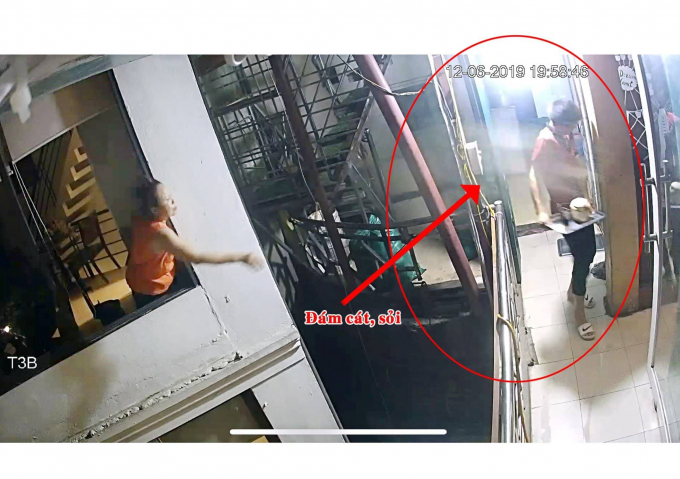 Hộ nhà bà Bích đã liên tiếp ném gạch, cát  và có nhiều lời lẽ chửi bới, đe doạ