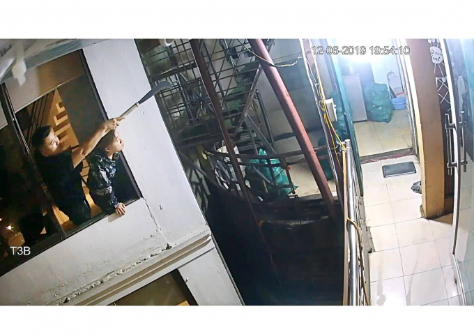 Hộ nhà bà Bích đã liên tiếp ném gạch, cát và có nhiều lời lẽ chửi bới, đe doạ... thậm chí cho người sang đánh người nhà bà Oanh.