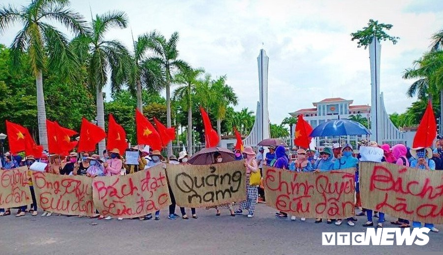 Người dân mua đất tập trung trước trụ sở UBND tỉnh Quảng Nam để cầu cứu chính quyền. (Ảnh: T.L).