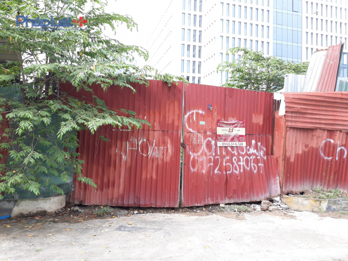 Cổng dự án tại đường Duy Tân luôn khóa chặt.