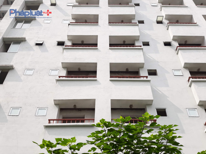 Công trình đã được quét vôi, lắp cửa và lan can.