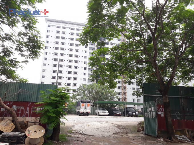 Sân sau dự án được làm bãi đỗ ô tô.