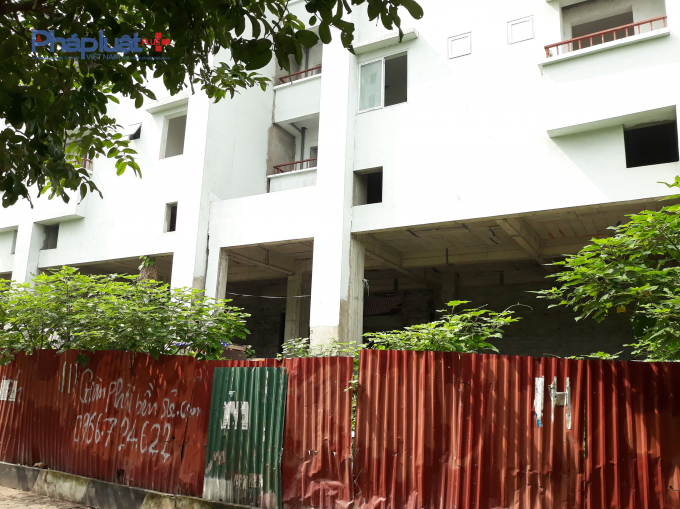 Trước đó, sáng 11/1/2019, công nhân thi công tại công trình nhà tái định cư TĐC N01- D17 Duy Tân, phường Dịch Vọng, (Cầu Giấy, Hà Nội) căng băng rôn phản đối, đòi quyền lợi về việc UBND quận Cầu Giấy, Ban Quản lý Dự án Đầu tư Xây dựng (QLDA ĐTXD) quận Cầu Giấy đã nhiều năm chưa trả tiền công cho công nhân.