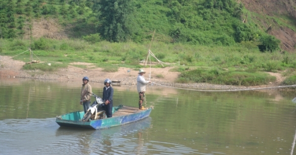 Người phụ nữ thầm lặng đưa đò qua sông K’rông Nô