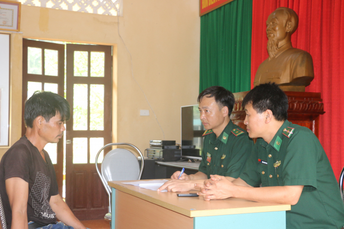 Cán bộ Đồn Biên phòng Ngọc Chung tiến hành lấy lời khai đối tượng Dũng.