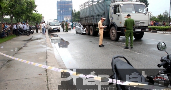 Bình Dương: Tông thẳng "xế hộp" vào đuôi xe tải, tài xế tử vong