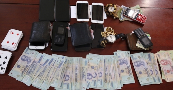 Hà Tĩnh: Trinh sát tóm gọn 6 con bạc đang say sưa sát phạt trong quán cafe