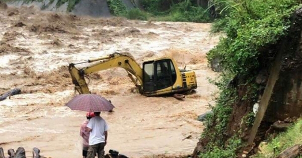 Mưa lớn gây ra lũ cục bộ ở Yên Bái ​