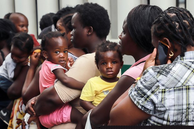 Người di cư chờ được cấp giấy tờ tại Cơ quan di trú quốc gia Mexico ở Tapachula. (Ảnh: AFP/TTXVN).