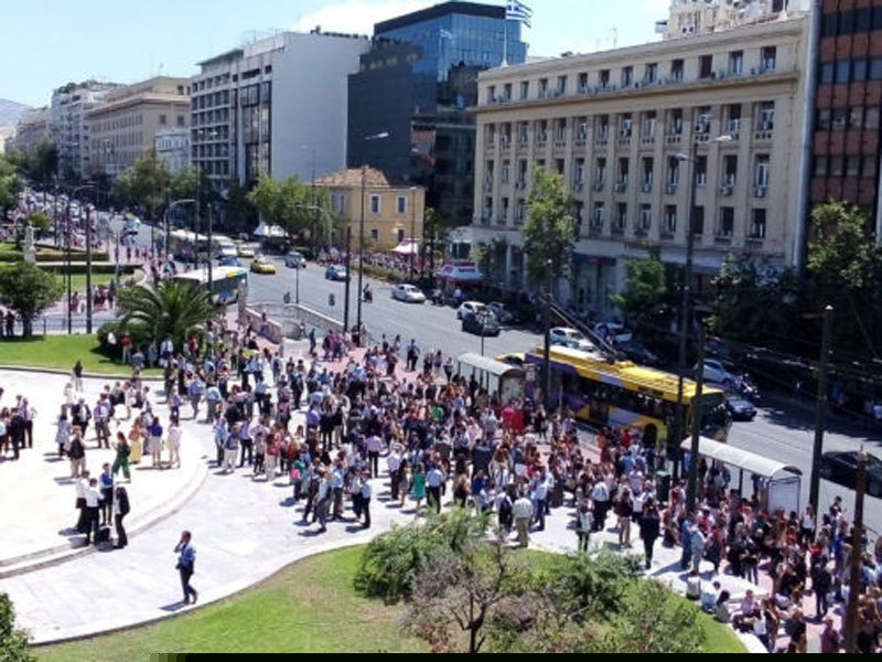 Thủ đô Athens của Hy Lạp trải qua một loạt dư chấn với trận mạnh nhất lên tới 5,1 độ Richter, khiến người dân sợ hãi chạy khỏi nhà, cửa hiệu và trung tâm mua sắm ra đường. Ảnh: Reuters.