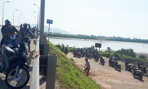 Chồng đi chợ mua thức ăn, vợ ở nhà ra cầu tự vẫn