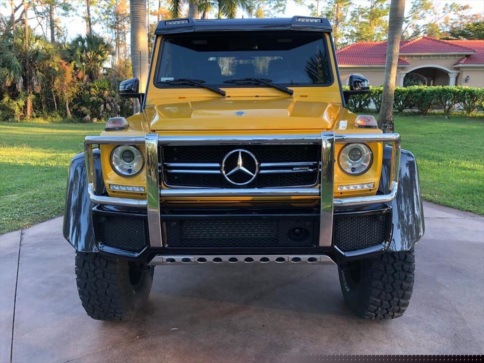 Mercedes-AMG G63 6x6 độc nhất Việt Nam sở hữu màu ngoại thất vàng Solar Beam Yellow độc đáo.