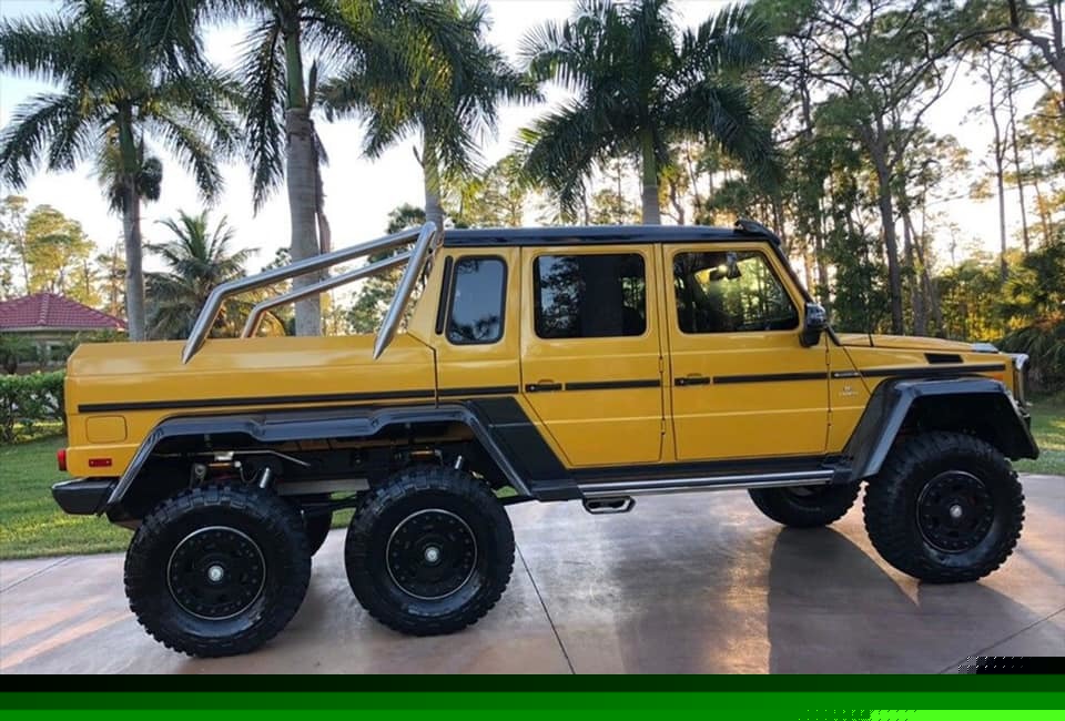 Ngoại hình đồ sộ với 6 mâm off-road cực khủng khiến xe được ví