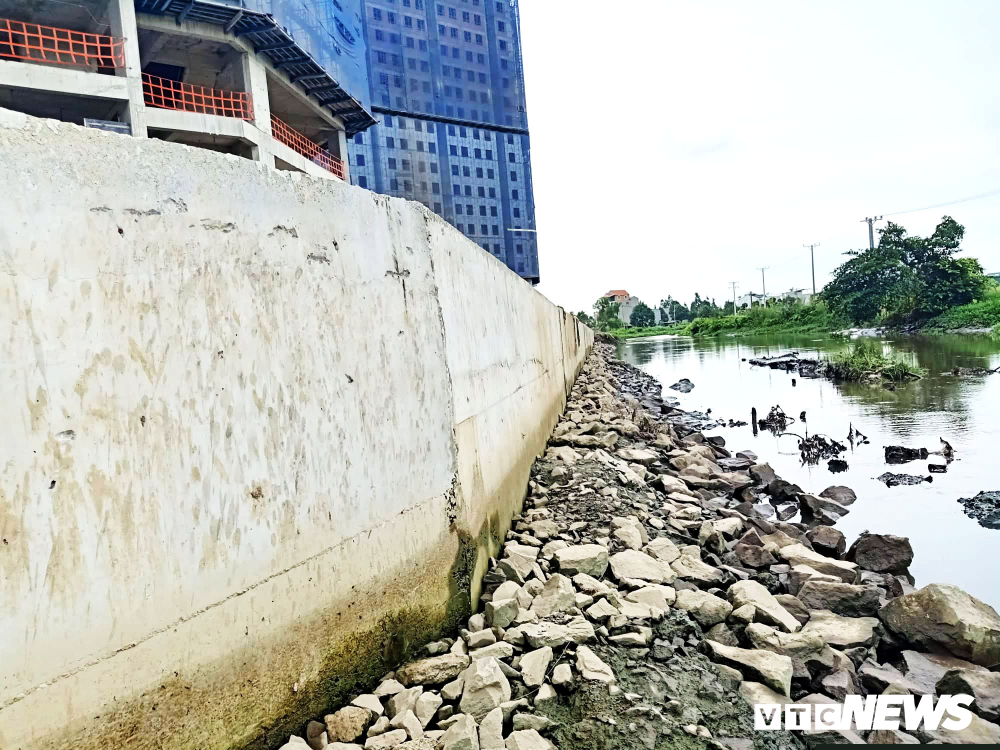 Theo UBND phường Vĩnh Phú, chủ đầu tư biết việc lệch ranh, nhưng không báo cáo đến các cơ quan chức năng mà tự ý đóng cọc, san lấp lòng rạch Thầy Năm là sai phạm.