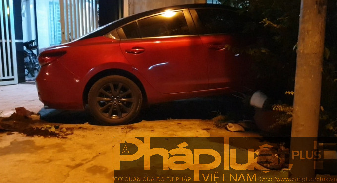 Chiếc ô tô dừng lại sau khi lao lên vỉa hè, tông vào tường nhà dân